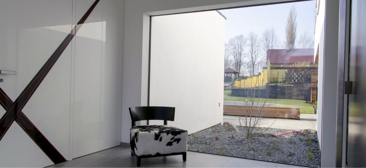 Einfamilienhaus mit oberflächenbehandelten Kunststofffenstern