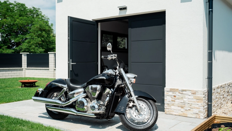 Zweiflügelige Garagentore und Garagen-Rolltore in einem Einfamilienhaus